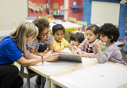 Niños aprendiendo inglés